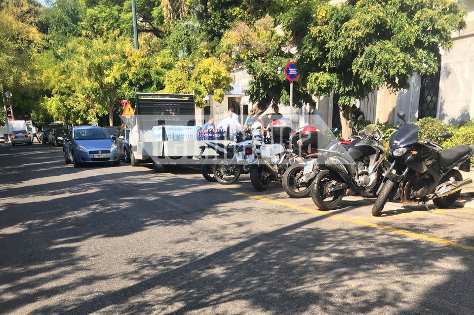 Πυρετός ετοιμασιών στο Μαξίμου για το βραδινό ποτό του Τσίπρα με τους βουλευτές [εικόνες] | iefimerida.gr 1