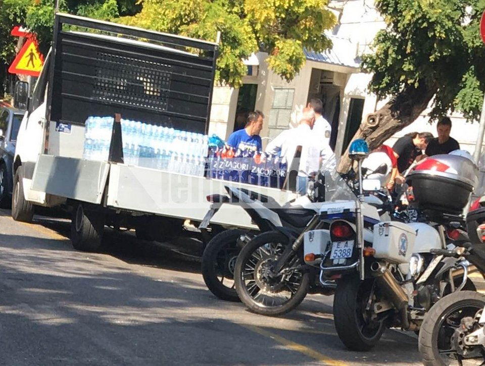 Πυρετός ετοιμασιών στο Μαξίμου για το βραδινό ποτό του Τσίπρα με τους βουλευτές [εικόνες] | iefimerida.gr 0