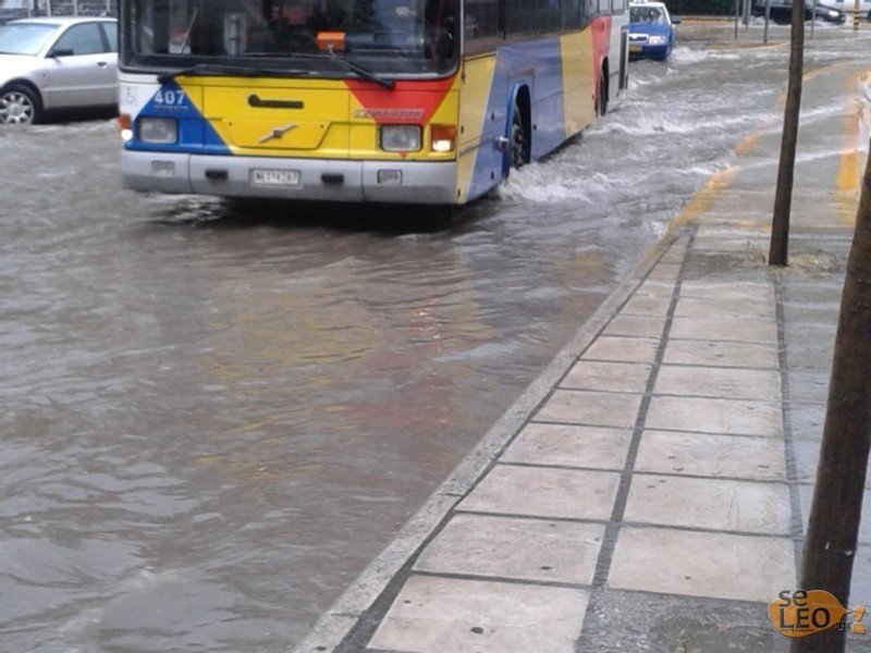«Ποτάμια» έγιναν οι δρόμοι στη Θεσσαλονίκη από την ξαφνική καταιγίδα -Δεκάδες οι κλήσεις στην Πυροσβεστική [εικόνες] | iefimerida.gr 0