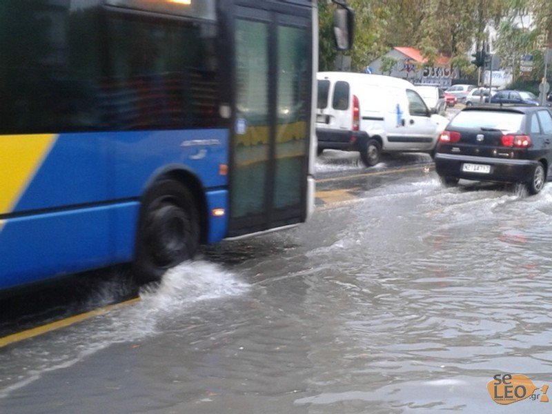 «Ποτάμια» έγιναν οι δρόμοι στη Θεσσαλονίκη από την ξαφνική καταιγίδα -Δεκάδες οι κλήσεις στην Πυροσβεστική [εικόνες] | iefimerida.gr 1