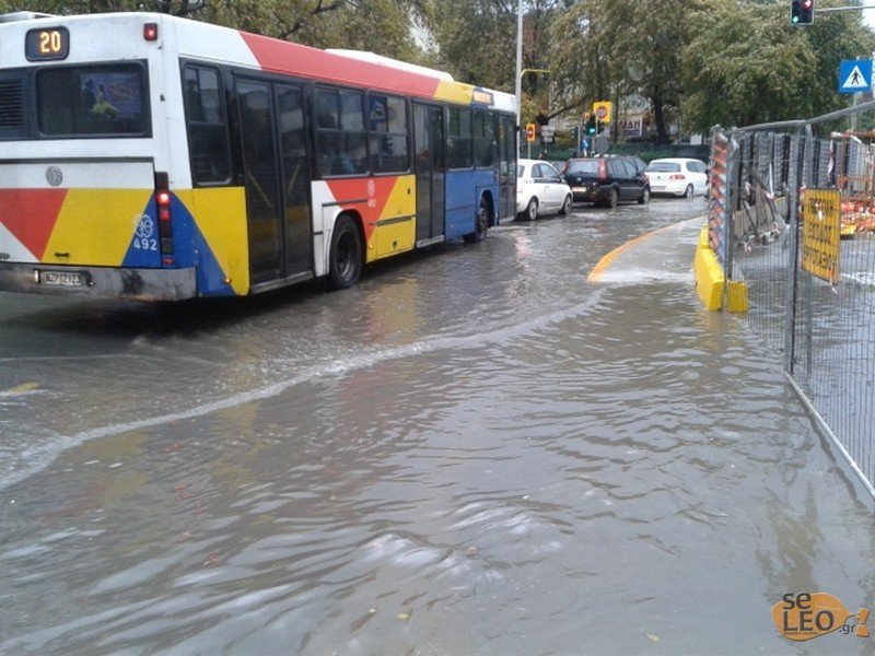 «Ποτάμια» έγιναν οι δρόμοι στη Θεσσαλονίκη από την ξαφνική καταιγίδα -Δεκάδες οι κλήσεις στην Πυροσβεστική [εικόνες] | iefimerida.gr 2