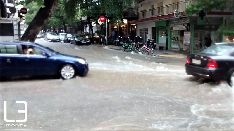 Σφοδρή θεομηνία στη Θεσσαλονίκη -Πλημμύρισε ακόμη και ο Λευκός Πύργος! | iefimerida.gr 11