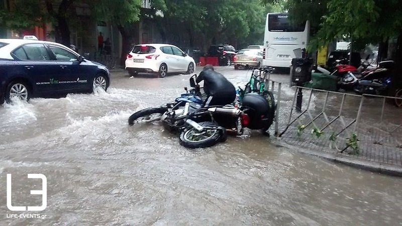 Σφοδρή θεομηνία στη Θεσσαλονίκη -Πλημμύρισε ακόμη και ο Λευκός Πύργος! | iefimerida.gr 13