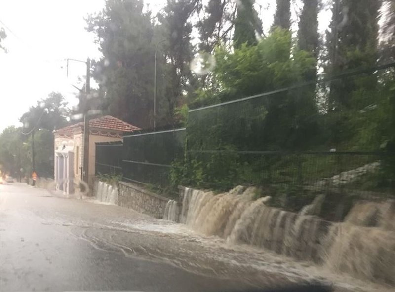 Ισχυρή καταιγίδα σάρωσε τη Θεσσαλονίκη: Δρόμοι-ποτάμια, σοβαρά προβλήματα [εικόνες & βίντεο] | iefimerida.gr 7
