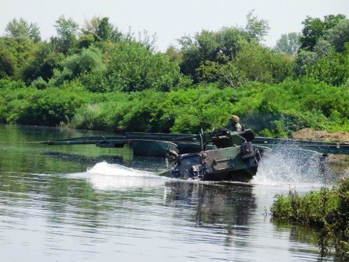 Τα ανίκητα πλωτά μέσα του Πεζικού -Ασκηση βγαλμένη από πολεμική ταινία [εικόνες] | iefimerida.gr 1