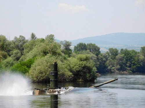 Τα ανίκητα πλωτά μέσα του Πεζικού -Ασκηση βγαλμένη από πολεμική ταινία [εικόνες] | iefimerida.gr 3