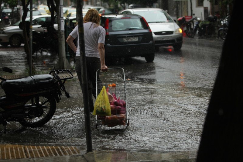 Το μπουρίνι έφερε προβλήματα -Πάνω από 190 κλήσεις για πλημμυρισμένα σπίτια στα βόρεια προάστια [εικόνες] | iefimerida.gr 1