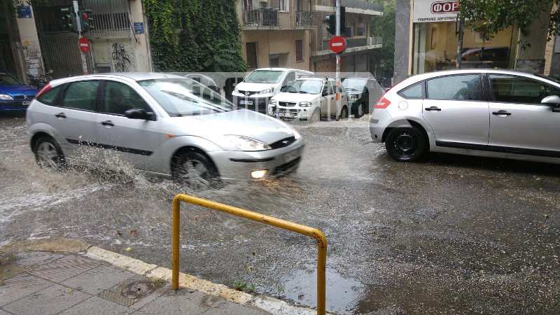 Καλοκαιρινό, έντονο μπουρίνι ξάφνιασε τους Αθηναίους [εικόνες] | iefimerida.gr 0