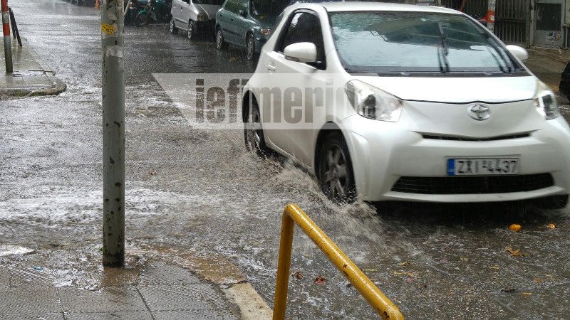 Καλοκαιρινό, έντονο μπουρίνι ξάφνιασε τους Αθηναίους [εικόνες] | iefimerida.gr 1