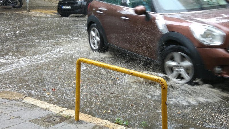 Καλοκαιρινό, έντονο μπουρίνι ξάφνιασε τους Αθηναίους [εικόνες] | iefimerida.gr 2