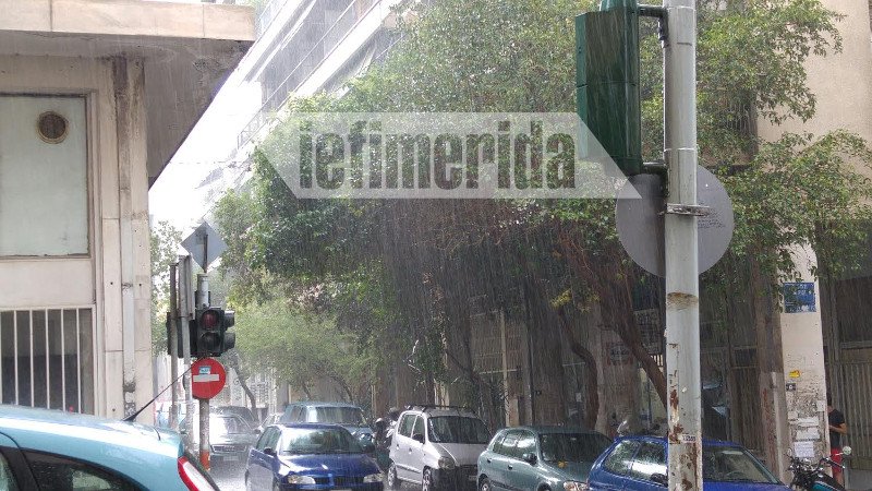 Καλοκαιρινό, έντονο μπουρίνι ξάφνιασε τους Αθηναίους [εικόνες] | iefimerida.gr 3