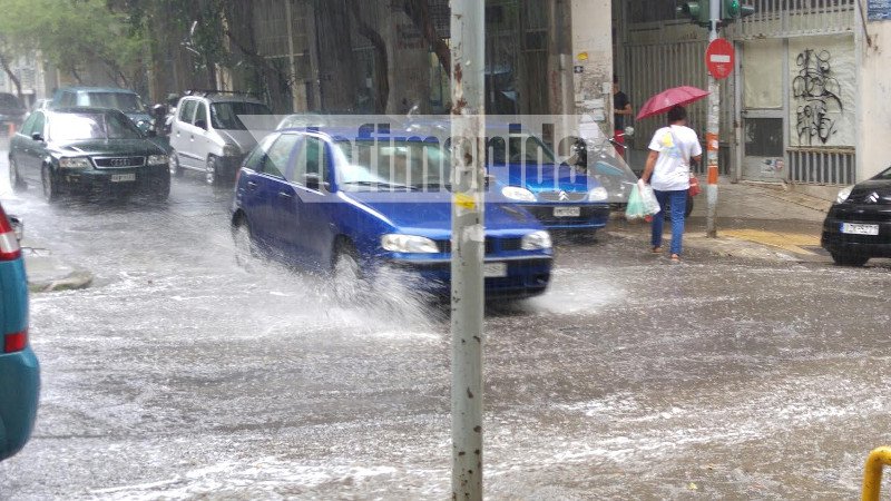 Καλοκαιρινό, έντονο μπουρίνι ξάφνιασε τους Αθηναίους [εικόνες] | iefimerida.gr 4