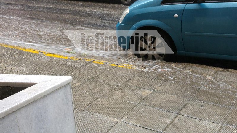 Καλοκαιρινό, έντονο μπουρίνι ξάφνιασε τους Αθηναίους [εικόνες] | iefimerida.gr 5