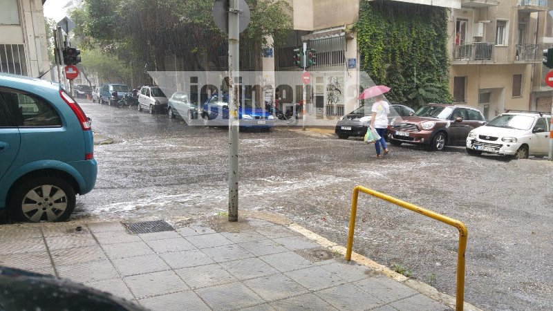 Καλοκαιρινό, έντονο μπουρίνι ξάφνιασε τους Αθηναίους [εικόνες] | iefimerida.gr 6