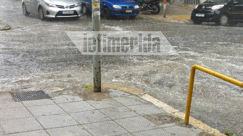 Καλοκαιρινό, έντονο μπουρίνι ξάφνιασε τους Αθηναίους [εικόνες] | iefimerida.gr 7