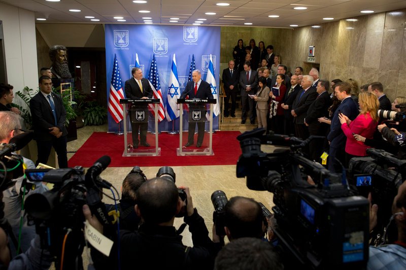 Ο αμερικανός ΥΠΕΞ και ο πρωθυπουργός του Ισραήλ στις κοινές τους δηλώσεις -Φωτογραφία: AP Photo/Sebastian Scheiner, Pool