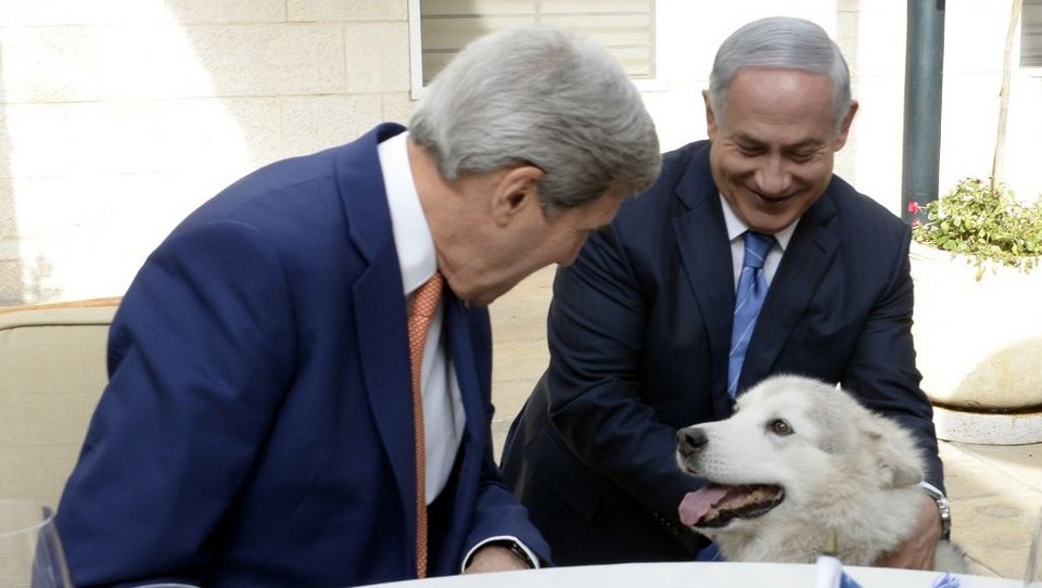 Ο Νετανιάχου πήρε μαζί σε εκδήλωση το σκύλο του και δάγκωσε δυο πολιτικούς! [εικόνες] | iefimerida.gr 2