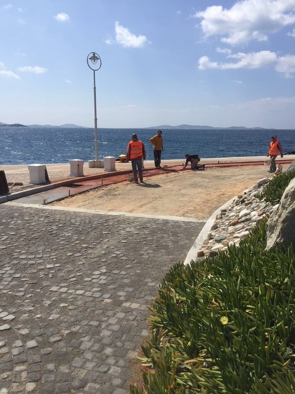 Εργάτες, μπετονιέρες και κυβόλιθοι στο λιμάνι της Μυκόνου  -Τρέχουν για να προλάβουν το καλοκαίρι [εικόνες] | iefimerida.gr 0