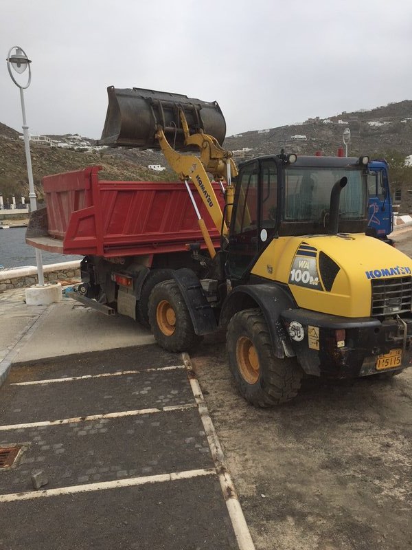 Εργάτες, μπετονιέρες και κυβόλιθοι στο λιμάνι της Μυκόνου  -Τρέχουν για να προλάβουν το καλοκαίρι [εικόνες] | iefimerida.gr 1