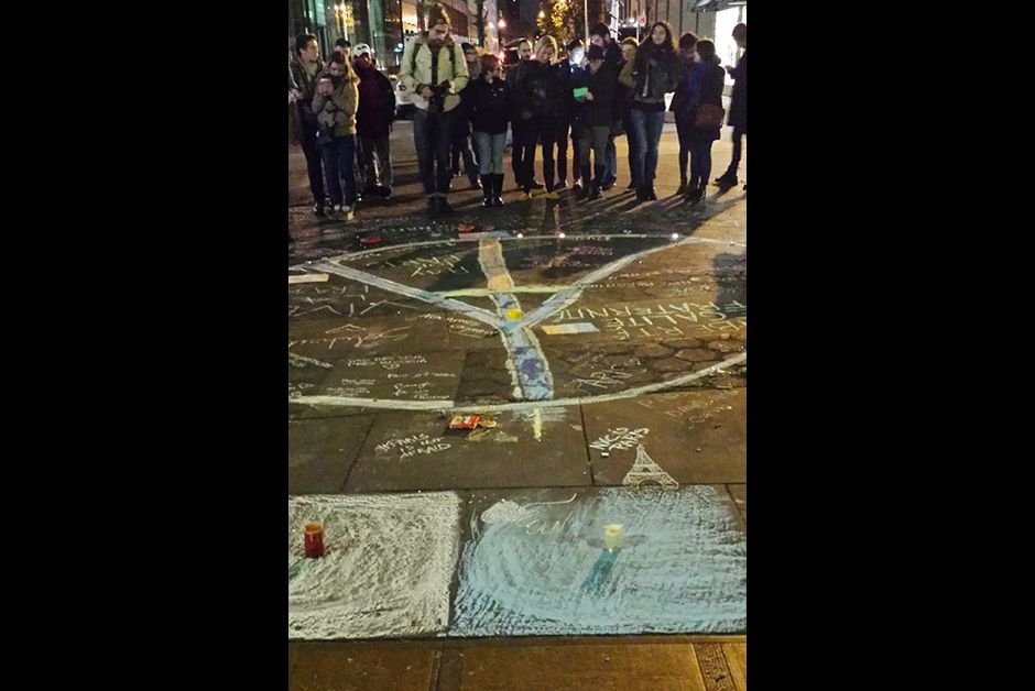 Σοκαρισμένη η Γαλλία κλαίει και φοβάται, μετά τις τρομοκρατικές επιθέσεις [εικόνες] | iefimerida.gr 14