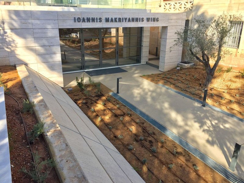 Φθαρμένα ξύλα και μέταλλα πλάι σε παλαιωμένα, με τσάι και καφέ, χειρόγραφα του Καβάφη [εικόνες] | iefimerida.gr 4