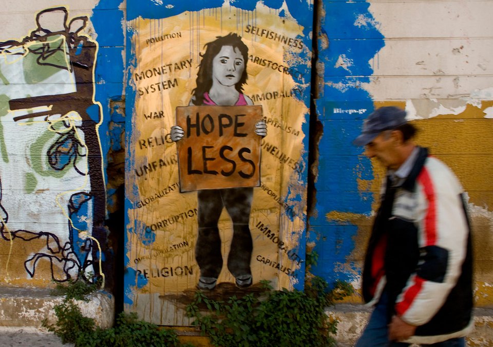 Οδοιπορικό του γαλλικού πρακτορείου: Ακόμα και τα γκράφιτι είναι οργισμένα στους δρόμους της Αθήνας [εικόνες] | iefimerida.gr 4