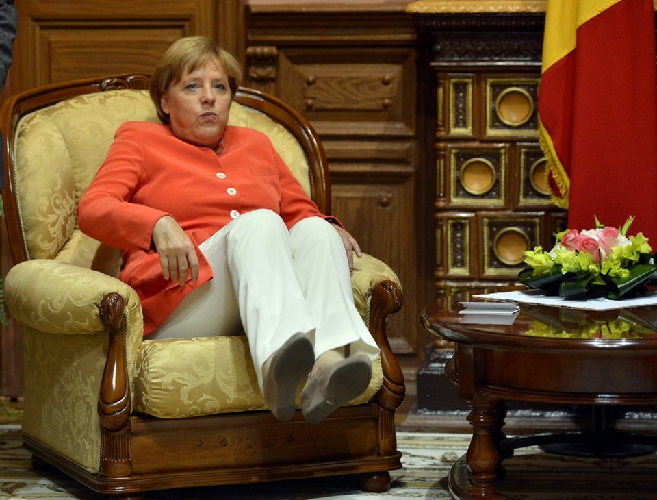 Όταν η Μέρκελ «βούλιαξε» σε μία πολυθρόνα στη Μολδαβία [εικόνα] | iefimerida.gr 0