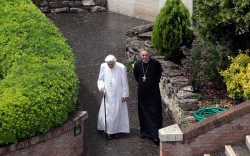 Οι πρώτες φωτογραφίες από την νέα ζωή του Πάπα Βενέδικτου στο Βατικανό [εικόνες]  | iefimerida.gr 0