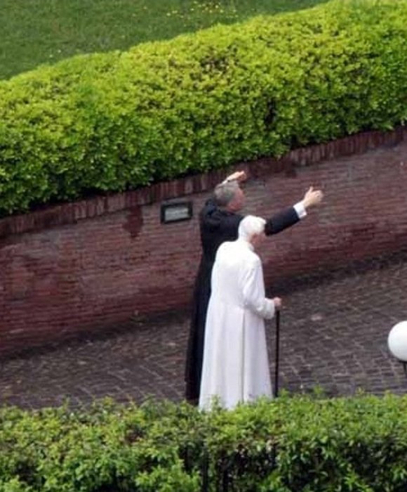 Οι πρώτες φωτογραφίες από την νέα ζωή του Πάπα Βενέδικτου στο Βατικανό [εικόνες]  | iefimerida.gr 1