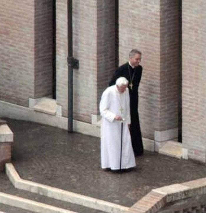 Οι πρώτες φωτογραφίες από την νέα ζωή του Πάπα Βενέδικτου στο Βατικανό [εικόνες]  | iefimerida.gr 2
