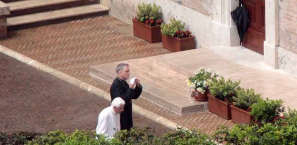 Οι πρώτες φωτογραφίες από την νέα ζωή του Πάπα Βενέδικτου στο Βατικανό [εικόνες]  | iefimerida.gr 3