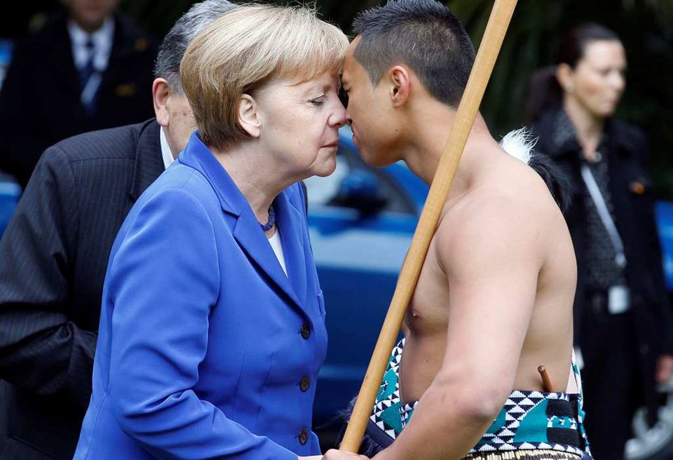 Οταν η Μέρκελ ακούμπησε τη μύτη της σε αυτή ημίγυμνου Μαορί  [εικόνες & βίντεο] | iefimerida.gr 0