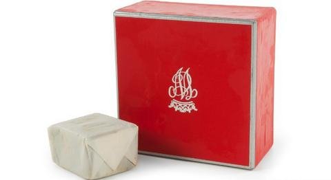 Μία τρελή δημοπρασία: 7.500 δολάρια για ένα κομμάτι της γαμήλιας τούρτας του πρίγκιπα Ουίλιαμ | iefimerida.gr 0