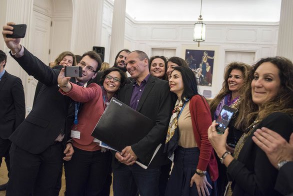 Η selfie του Γιάνη Βαρουφάκη με τον κομμωτή των διασημοτήτων Στέφανο Βασιλάκη και τον σκύλο του [εικόνα]  | iefimerida.gr 3