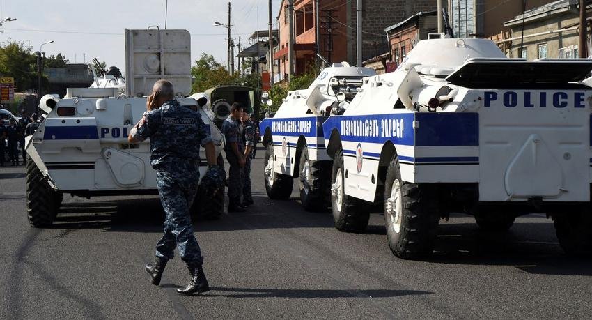 Αρμενία: Συνεχίζεται η ομηρία σε κτίριο της αστυνομίας - Ενας αστυνομικός νεκρός [εικόνες και βίντεο] | iefimerida.gr 1