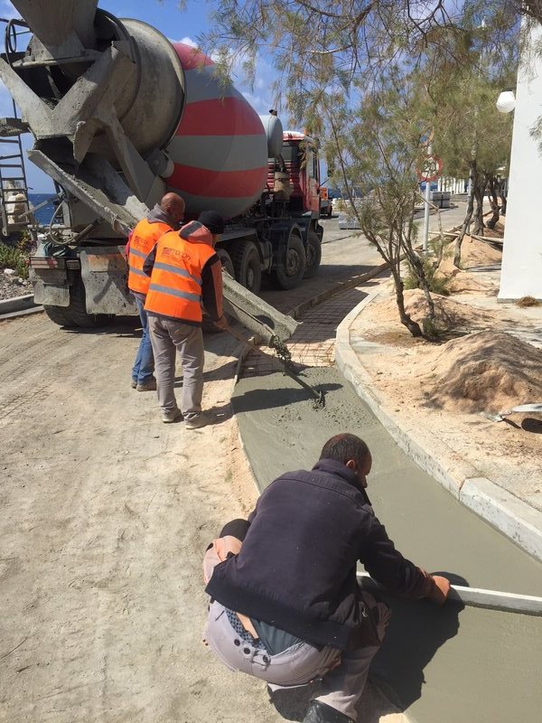 Εργάτες, μπετονιέρες και κυβόλιθοι στο λιμάνι της Μυκόνου  -Τρέχουν για να προλάβουν το καλοκαίρι [εικόνες] | iefimerida.gr 2