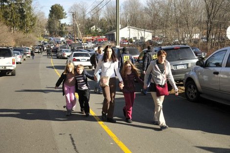 Μακελειό σε σχολείο στις ΗΠΑ - 27 νεκροί, εκ των οποίων 18 παιδιά [εικόνες & βίντεο] | iefimerida.gr 1