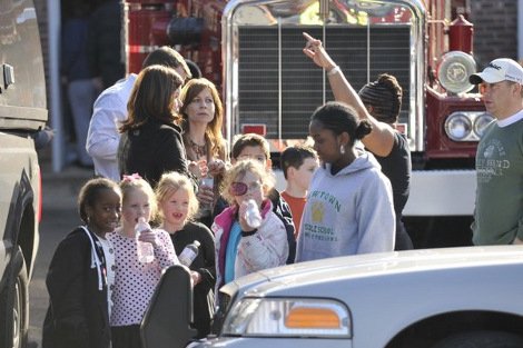 Μακελειό σε σχολείο στις ΗΠΑ - 27 νεκροί, εκ των οποίων 18 παιδιά [εικόνες & βίντεο] | iefimerida.gr 2