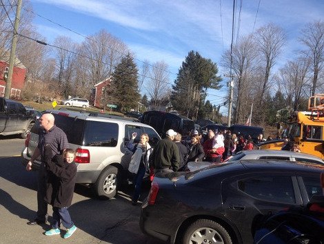 Μακελειό σε σχολείο στις ΗΠΑ - 27 νεκροί, εκ των οποίων 18 παιδιά [εικόνες & βίντεο] | iefimerida.gr 5