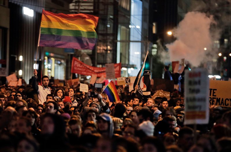 Οργισμένες διαδηλώσεις στις ΗΠΑ: «Φύγε Τραμπ, δεν είσαι ο πρόεδρός μας» | iefimerida.gr 3
