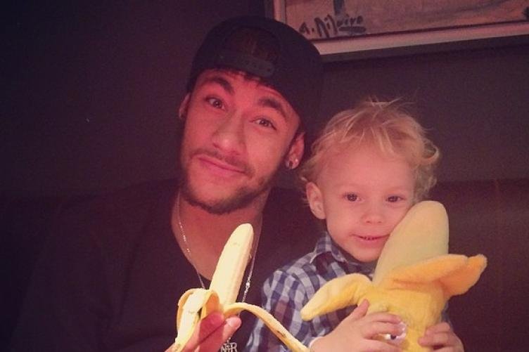 Είμαστε όλοι μαϊμούδες -Από ποδοσφαιριστές, μέχρι πρωθυπουργοί με μία μπανάνα στο χέρι, κατά του ρατσισμού [εικόνες] | iefimerida.gr 8