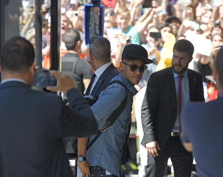 Τσάμπιονς Λιγκ: Κοστούμι vs τζην πουκάμισο - Το διαφορετικό στιλ για Γιουβέντους και Μπάρτσα [εικόνες] | iefimerida.gr 8