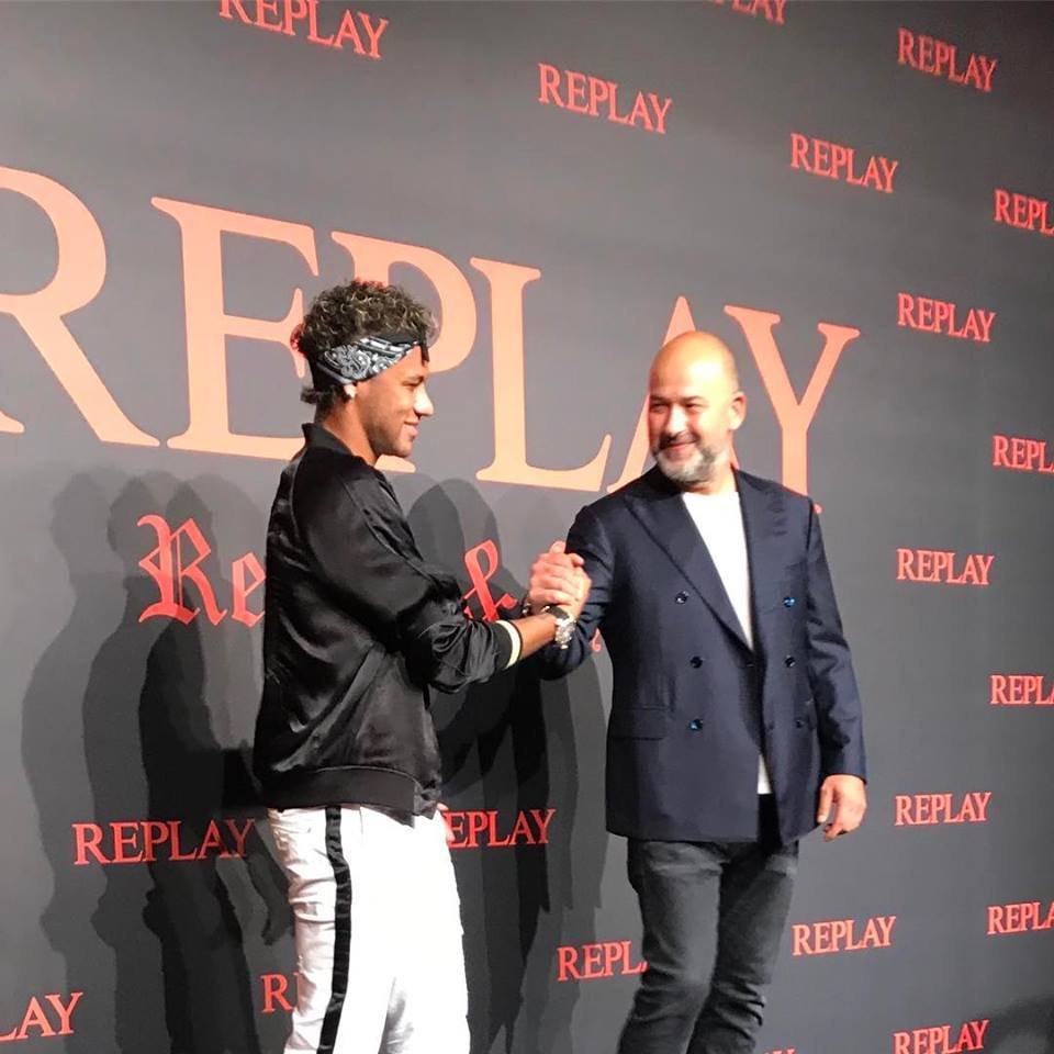 Ο Neymar Jr στη Σαγκάη για το εντυπωσιακό Replay Fashion Show Fall/Winter 2017-18 | iefimerida.gr 0