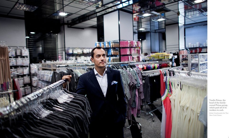 NY Times: Οι Ελληνες ξοδεύουν σαν τρελοί, επειδή φοβούνται κούρεμα καταθέσεων [εικόνες] | iefimerida.gr 2