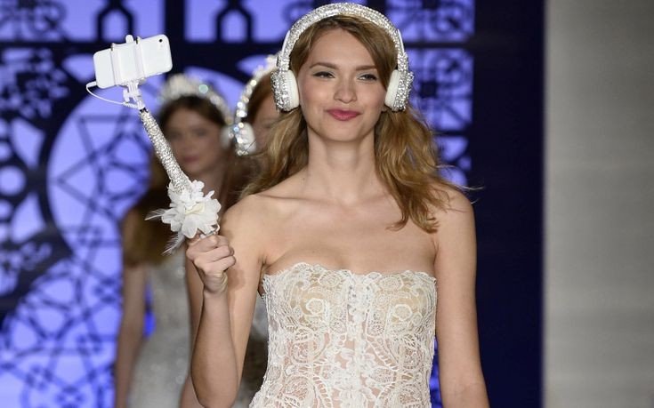 «Γαμήλιο» selfie stick: Κοστίζουν 500$ και εξαντλούνται πριν ακόμα κυκλοφορήσουν [εικόνες]  | iefimerida.gr 0