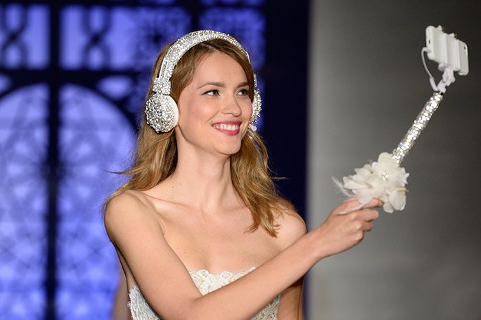 «Γαμήλιο» selfie stick: Κοστίζουν 500$ και εξαντλούνται πριν ακόμα κυκλοφορήσουν [εικόνες]  | iefimerida.gr 1