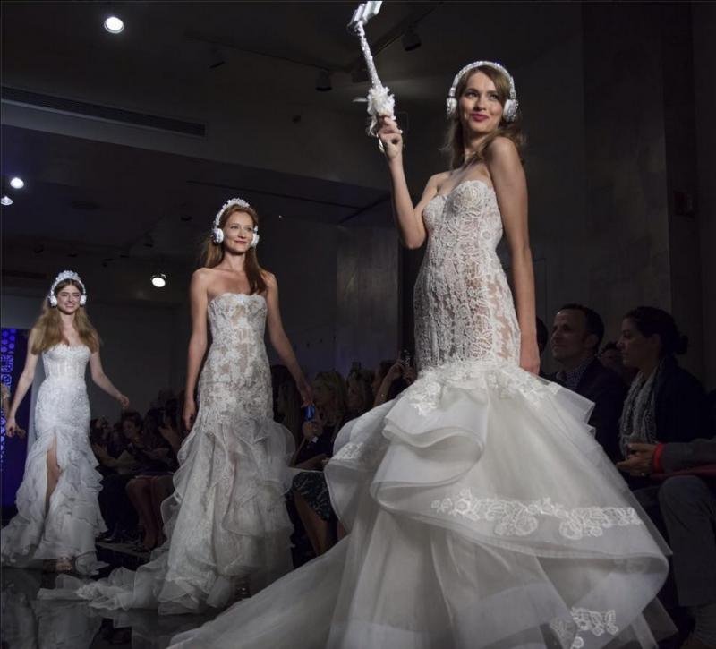 «Γαμήλιο» selfie stick: Κοστίζουν 500$ και εξαντλούνται πριν ακόμα κυκλοφορήσουν [εικόνες]  | iefimerida.gr 2