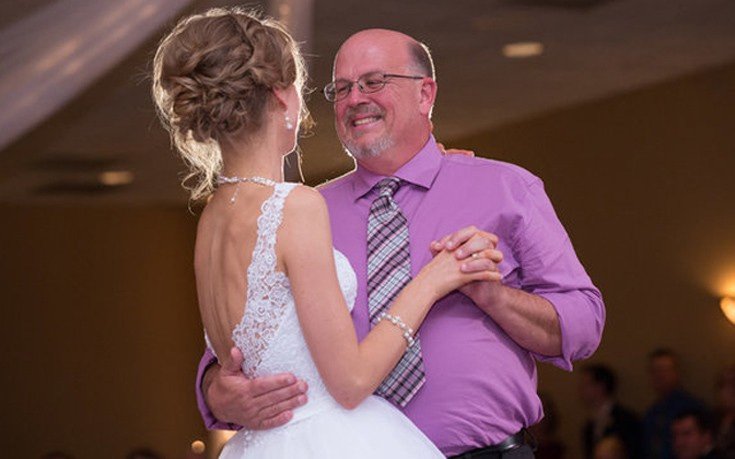 Μια συγκινητική ιστορία: Νύφη που επέζησε από καρκίνο χορεύει με τον δότη που της έσωσε τη ζωή [εικόνες] | iefimerida.gr 2