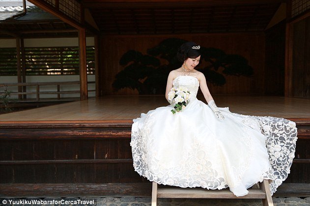 Solo γάμοι για μοναχικές –Ανθοδέσμες, νυφικό, βέρα, αλλά χωρίς γαμπρό [εικόνες] | iefimerida.gr 3