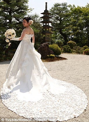 Solo γάμοι για μοναχικές –Ανθοδέσμες, νυφικό, βέρα, αλλά χωρίς γαμπρό [εικόνες] | iefimerida.gr 4